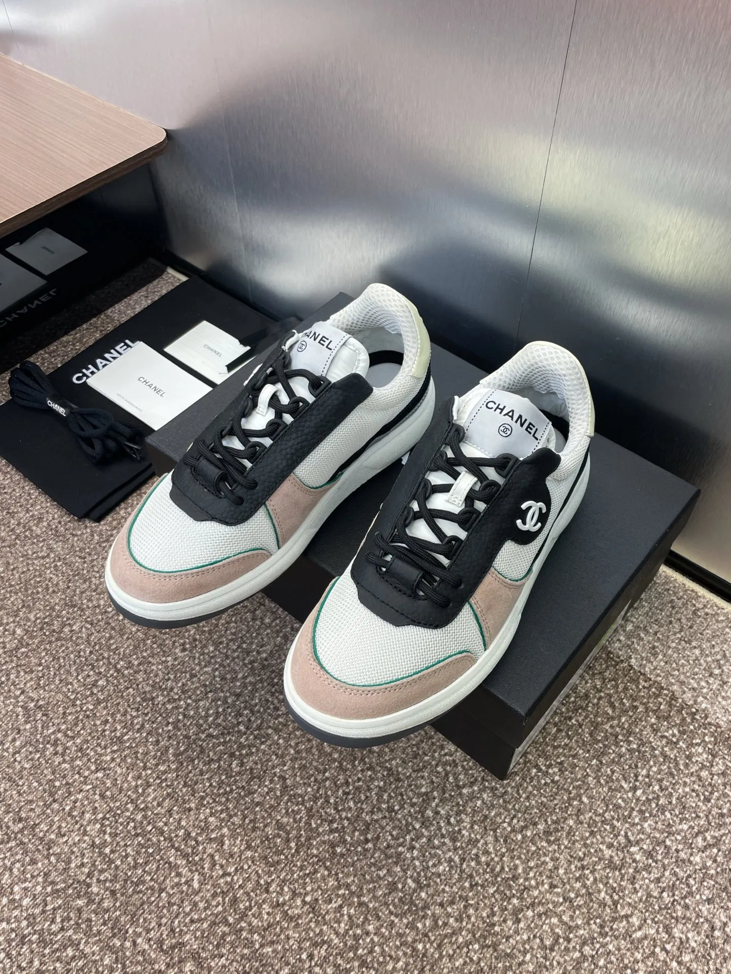 Factory price P580 CHANEL Autumn and winter classic series lace-up casual women's shoes Xiaoxiang letter logo thick-soled round-toe color-blocking sports skateboard shoes Material: imported sheepskin leather upper, imported environmentally friendly breathable mesh cloth + environmentally friendly breathable mesh lining + original molded Tpu outsole Size: Women's size 35-42 (40.41.42 customization is not returnable)